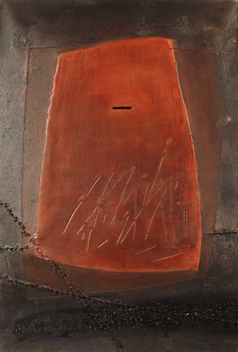 Relieve rojo c/hendidura y líneas de púas
